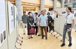 明治大の歴史などについて解説する阿部さん（右）＝２５日、倉吉市のエースパック未来中心