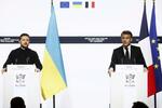 　２６日、パリで記者会見するウクライナのゼレンスキー大統領（左）とフランスのマクロン大統領（ＡＰ＝共同）