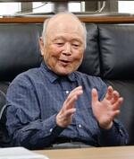 　亡くなった妻が旧優生保護法下で不妊手術を強制されたとして、自身と妻の分の補償金を申請し、手話で記者会見する高橋英弘さん＝２１日午後、札幌市