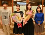 上野梨紗二段（左から２人目）、藤沢里菜女流本因坊（同３人目）