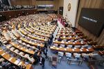 　７日、韓国国会で尹錫悦大統領の弾劾訴追案の採決を前に退席する与党「国民の力」の議員ら＝ソウル（聯合＝共同）
