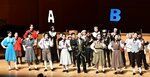 演出を交えながら美しい歌声を響かせる鳥取市少年少女合唱団のメンバーら