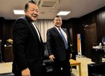 落合の優勝を見届け、喜び合う父の勝也さん（左）と石浦校長＝２０日、鳥取市西品治の鳥取城北高