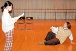 本番を控えて熱心に稽古をする出演者ら
