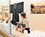 法服や合格証書など関連資料資料が並んだ企画展＝４月１８日、鳥取市青谷町青谷のあおや郷土館