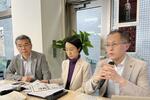 　戦後８０年の特別プロジェクトについて説明するＮＧＯ「ピースボート」共同代表の川崎哲氏（右）＝９日午後、東京都新宿区