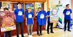 名探偵コナンのオリジナルシャツを着た町職員とイベントをＰＲしたセレモニーの様子＝５日、北栄町由良宿の町大栄農村環境改善センター