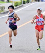 １区で終盤に逆転して区間賞を獲得した大垣日大の安島（左）