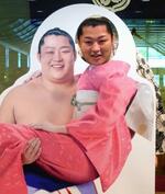 　自らの「お姫様抱っこパネル」から顔を出す遠藤＝２０１４年８月、両国国技館