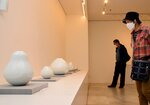温かみのある白と陰影をたたえた作品が並ぶ会場＝８日、鳥取市今町２丁目の丸由百貨店
