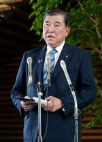 　トランプ米大統領との電話会談後、記者団の取材に応じる石破首相＝２３日午後、首相官邸