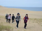 潮風を受けて鳥取砂丘を歩く参加者＝１４日、鳥取市福部町湯山の鳥取砂丘
