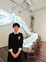 「狂ったお茶会」のインスタレーションなど「会場も楽しんでほしい」という学芸員の横山志野さん