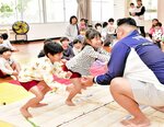 西郷さん（右）に全力で挑む園児たち