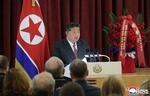 　ロシアの対ドイツ戦勝８０年を記念して演説する北朝鮮の金正恩朝鮮労働党総書記＝９日、平壌の在北朝鮮ロシア大使館（朝鮮中央通信＝共同）