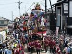 　福井県坂井市で行われた「三国祭」の見せ場、山車巡行＝２０日午後