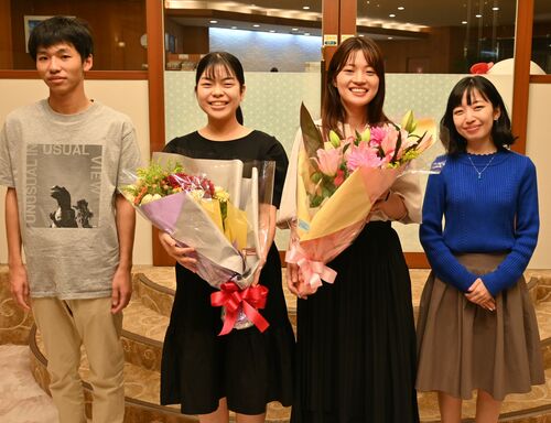 上野梨紗二段（左から２人目）、藤沢里菜女流本因坊（同３人目）