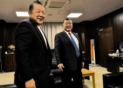 落合の優勝を見届け、喜び合う父の勝也さん（左）と石浦校長＝２０日、鳥取市西品治の鳥取城北高