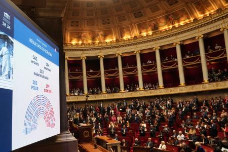 　「死への積極的援助」を導入する法案を賛成多数で可決したフランス国民議会＝２７日、パリ（ＡＰ＝共同）