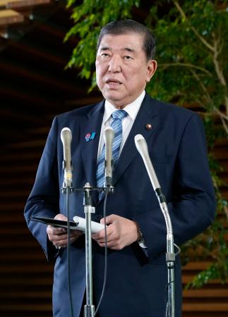　トランプ米大統領との電話会談後、記者団の取材に応じる石破首相＝２３日午後、首相官邸