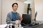 　三井住友海上火災保険のオンライン面接で学生と話す採用担当者＝１日午前、東京都内