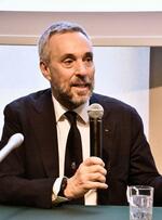 　記者会見する２０２６年ミラノ・コルティナ冬季五輪・パラリンピック組織委のアンドレア・バルニエＣＥＯ＝１６日午後、東京都港区