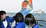 遊覧船から鳥取港に向かう船を見送る岩美高生徒＝１５日、浦富海岸