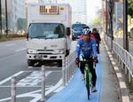 　東京都港区の国道１号の一部で整備された自転車の専用通行帯と貨物車の駐車枠＝３日午前