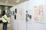 イラストや写真が並ぶ会場＝鳥取市湖山町西４丁目の鳥取砂丘コナン空港