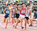 男子１５００メートル予選３組　ラスト１周で第２集団の先頭に立ってスパートをかける大下智也（１１５２）＝札幌市の厚別公園競技場