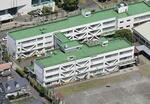 　東京都立川市の市立第三小学校＝８日午後（共同通信社ヘリから）
