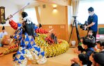 迫力ある石見神楽に引き付けられる園児たち