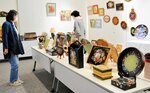 多彩なトールペイント作品が並ぶ会場