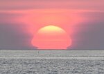水平線上に現れた「だるま朝日」＝２２日午前５時２６分、境港市小篠津町から撮影