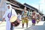 甲冑を身にまとい、市内を練り歩く時代行列＝１日、倉吉市魚町