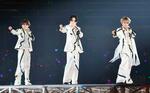 　ライブでパフォーマンスする「ｔｉｍｅｌｅｓｚ」の（左から）佐藤勝利、菊池風磨、松島聡＝横浜アリーナ