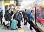 大荷物で特急やくもに乗り込む帰省客ら＝３日、ＪＲ米子駅