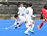 男子代表決定戦・八頭―山陽（広島）　八頭は第３クオーターでペナルティコーナーから中口（中央）がシュートを決めて２－０とする＝八頭高ホッケー場