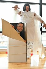 瞬間移動のイリュージョンを披露する秋山さん（右）＝４日、鳥取市役所