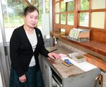 切符の販売窓口に立つ山本さん＝２３日、八頭町国中のＪＲ河原駅