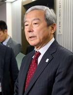 　取材に応じる成田国際空港会社の田村明比古社長＝４日午後、国交省