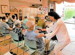 アンコールを利用者と一緒に歌う田代さん（右）