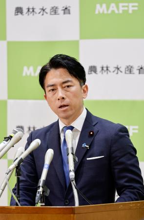 　就任の記者会見を開いた小泉農相＝２１日午後、農水省