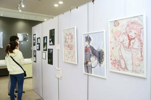 イラストや写真が並ぶ会場＝鳥取市湖山町西４丁目の鳥取砂丘コナン空港