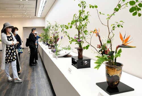 ８流派の会員たちの力作が並ぶ会場