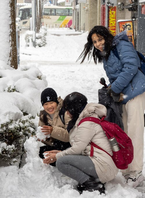 米子駅前で雪遊びを楽しむ＝24日午後1時ごろ、米子市明治町