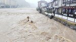 温泉街を流れる三徳川の三朝大橋河川敷にある河原風呂の屋根や脱衣所などが増水で流された＝１５日午後２時１５分、鳥取県三朝町三朝温泉街