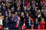 　１５日、米共和党大会に姿を見せ、拳を上げるトランプ前大統領＝ウィスコンシン州ミルウォーキー（ロイター＝共同）