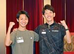 　記者会見を終え、ポーズをとるパリ五輪男子マラソン代表の赤崎暁（左）と男子走り高跳び代表の真野友博＝１０日、福岡市