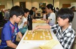 盤上で真剣勝負を繰り広げる参加者